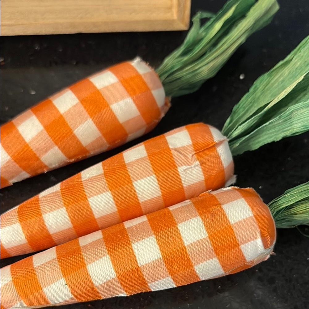 NWT Farm Fresh Easter Bunny Carrot Sign & 3 Orange Gingham Checked Carrots - Picture 9 of 10